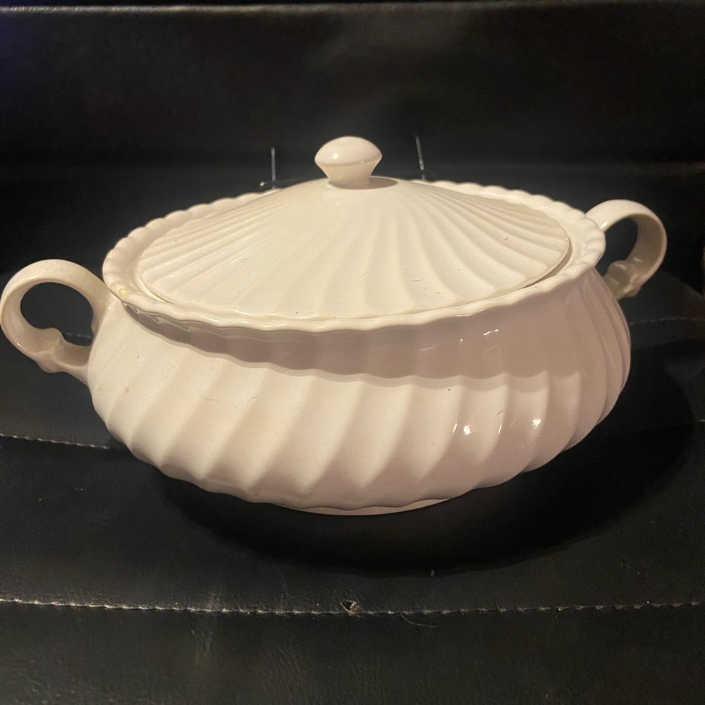 Sheffield Bone White Swirl Johnson brothers Covered serving Bowl